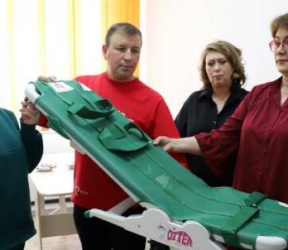 Саяногорские волонтеры подарили девочке с ДЦП приспособление для купания