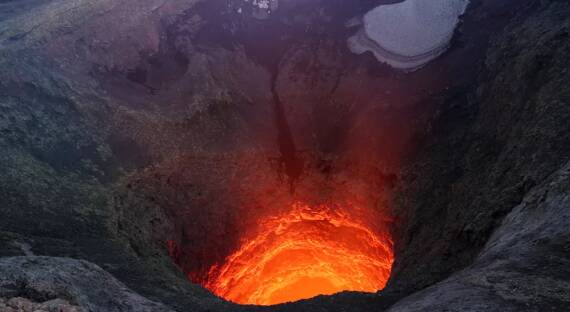 Туристка из Китая упала в кратер вулкана в Индонезии