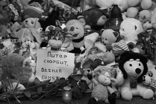 Родственники жертв крушения А-321 приехали в морг Петербурга для опознания тел. ВИДЕО