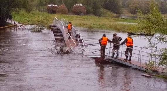 В уральском поселке рухнул мост, открытый сутки назад