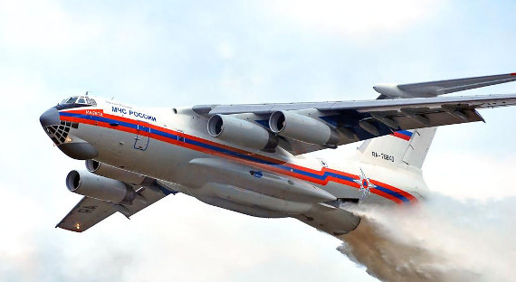 Видео. В Подмосковье самолет МЧС вылил 40 тонн воды на гаишников