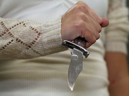 В Черногорске жена в пьяном угаре ранила мужа ножом