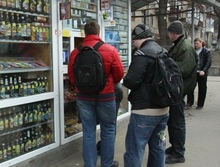 В Черногорске мужчины украли из киоска 15 бутылок пива
