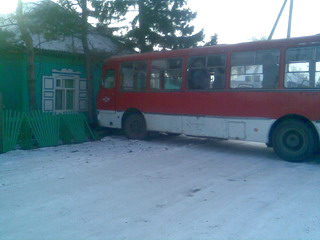  В Хакасии  пассажирский автобус едва не снес жилой дом 