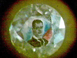 Президента Медведева изобразили на бриллианте