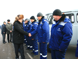 Водители "Хакасэнерго" получили ключи от новых машин из рук Виктора Зимина (фото)
