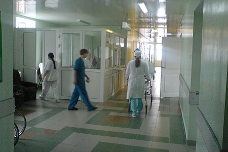 Пациенты Черногорской поликлиники вынуждены платить за бесплатные услуги