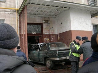 Житель Хакасии вломился на машине в подъезд пятиэтажки