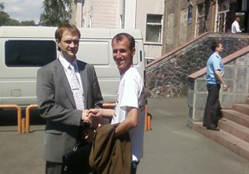 Максим Романенко (на фото справа)