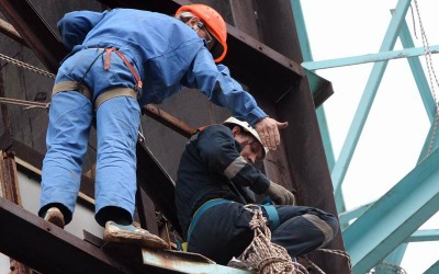 Чудесное спасение: в Абакане монтажник упал с высоты 7 этажа и остался жив