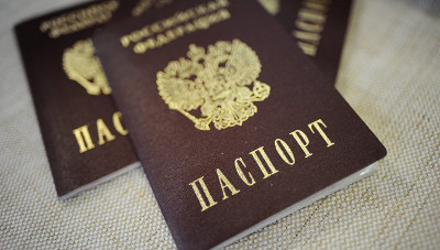Виктор Зимин вручил российские паспорта бывшим гражданам Украины